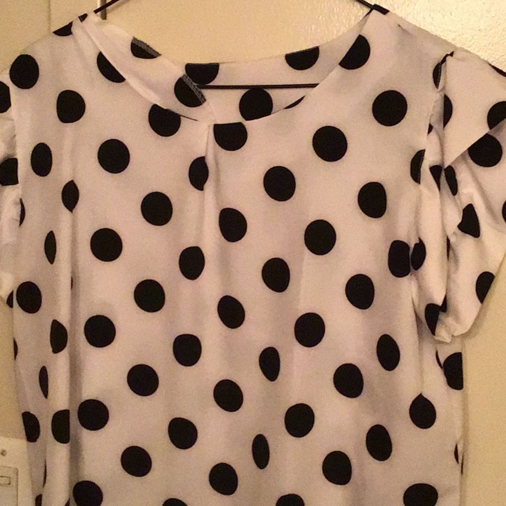 Black n White polka dot blouse! 🎈❤️🥰♥️
